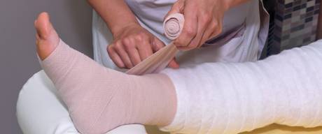 Při léčbě otoků nohou se používají kompresní punčochy a bandáže.