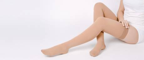 Kompresní punčochy pomáhají při žilním onemocnění. Zmírňují příznaky jako oteklé nohy, bolest nohou, pnutí nebo křeče.